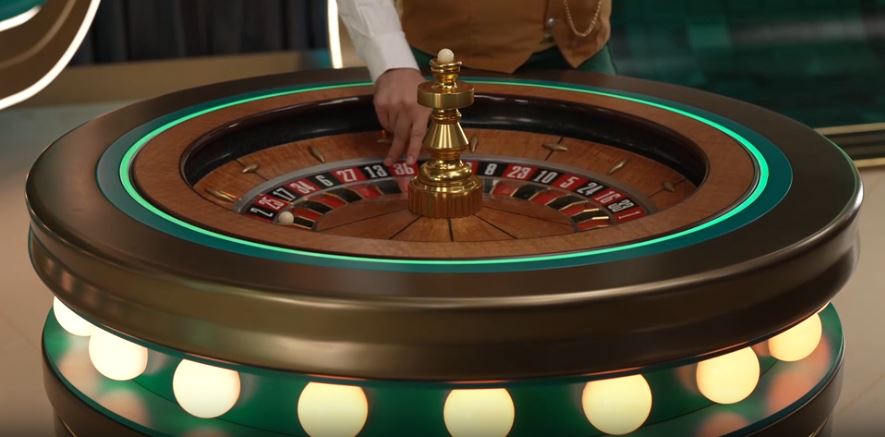Paytable and winning combinations
